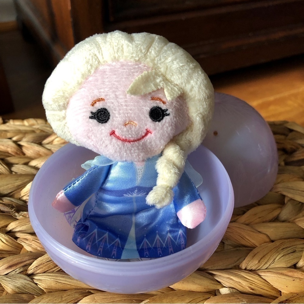 Disney Blind Ball Frozen Plushie: Eliza Ice Castle Dress